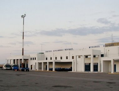 Tαλαιπωρία για 117 επιβάτες της Ολυμπιακής - Έκλεισε το αεροδρόμιο της Μυκόνου επειδή ελικόπτερο του στρατού έπαθε... λάστιχο